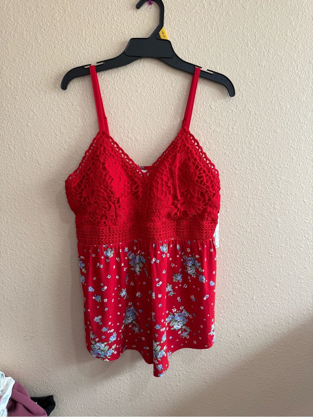Women's Large No Boundaries Red Crochet Bust Floral Cami NEW